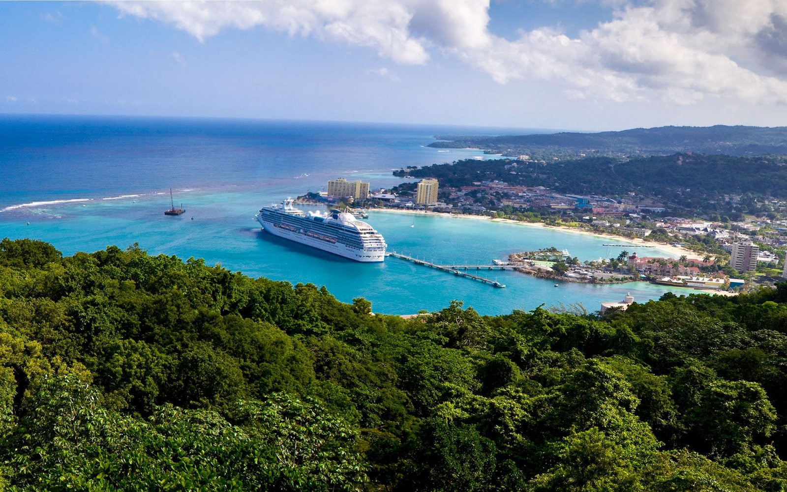 Ocho-Rios-with-cruise-ship